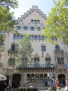 Guide to exploring Barcelona on foot: Las Ramblas, the Gothic Quarter, the Eixemple district, and the beach