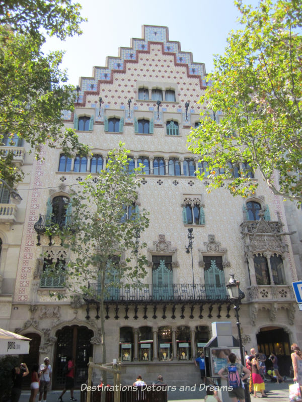 Casa Amatller by Josep Puig i Cadafalch. Guide to exploring Barcelona on foot: Las Ramblas, the Gothic Quarter, the Eixemple district, and the beach