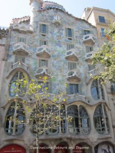 Guide to exploring Barcelona on foot: Las Ramblas, the Gothic Quarter, the Eixemple district, and the beach