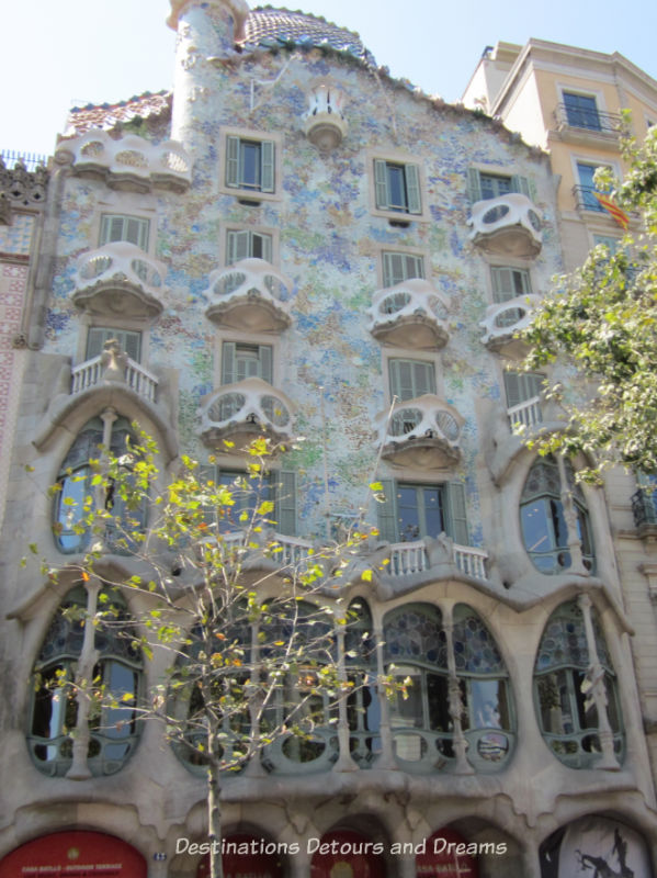 Casa Batlló by Antoni Gaudí i Cornet. Guide to exploring Barcelona on foot: Las Ramblas, the Gothic Quarter, the Eixemple district, and the beach