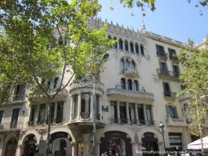 Guide to exploring Barcelona on foot: Las Ramblas, the Gothic Quarter, the Eixemple district, and the beach