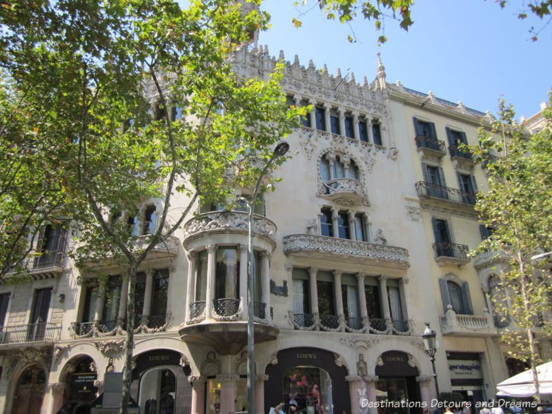 Casa Lleó Morera by Lluis Domènech i Montaner. Guide to exploring Barcelona on foot: Las Ramblas, the Gothic Quarter, the Eixemple district, and the beach