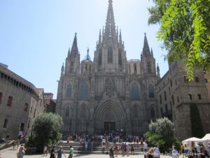 Guide to exploring Barcelona on foot: Las Ramblas, the Gothic Quarter, the Eixemple district, and the beach