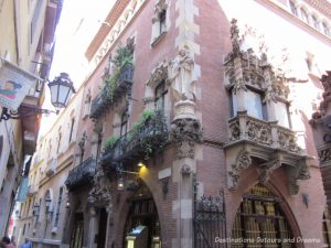 Guide to exploring Barcelona on foot: Las Ramblas, the Gothic Quarter, the Eixemple district, and the beach