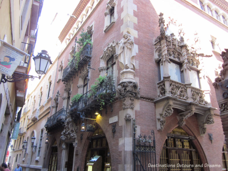 Els Quatre Cats. Guide to exploring Barcelona on foot: Las Ramblas, the Gothic Quarter, the Eixemple district, and the beach