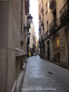 Guide to exploring Barcelona on foot: Las Ramblas, the Gothic Quarter, the Eixemple district, and the beach