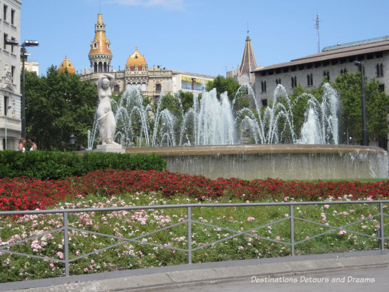 Plaça de Catalunya. Guide to exploring Barcelona on foot: Las Ramblas, the Gothic Quarter, the Eixemple district, and the beach