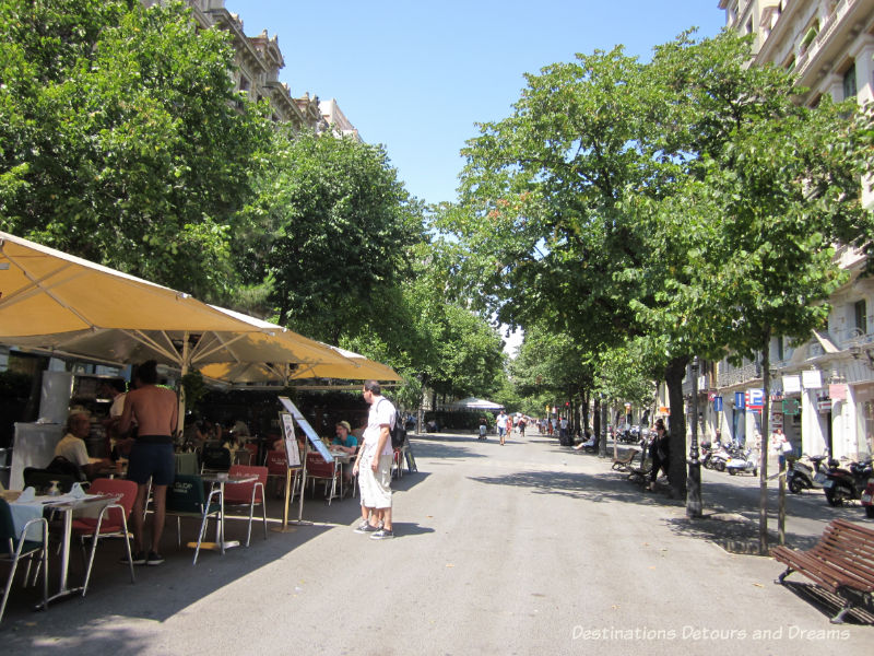 Rambla de Catalunya. Guide to exploring Barcelona on foot: Las Ramblas, the Gothic Quarter, the Eixemple district, and the beach