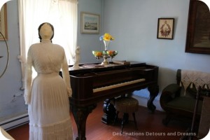 Seven Oaks House Museum parlour