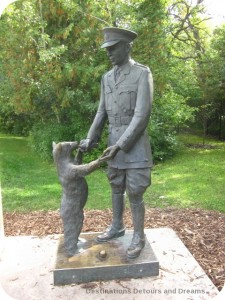 Statue of Captain Harry Colebourn and Winnie