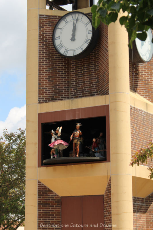 Glockenspiel clock with figurines performing