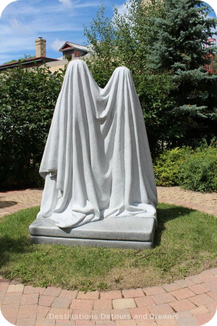 Garden of Sculptures in Saint Boniface: Monument sculpture by Michel de Broinin Jardin de Sculptures