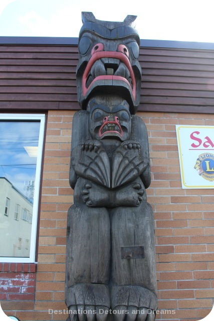 Family Pole totem by Doug LaFortune (a.k.a. William Horne) in Duncan, British Columbia (City of Totems)