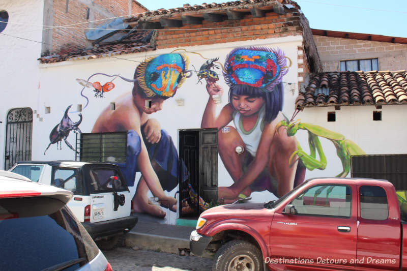 Puerto Vallarta street art: two children squatting around a doorway