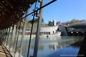 Crystal Bridges Museum of American Art building circles around a pond