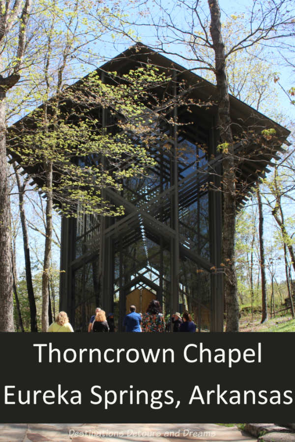 Thorncrown Chapel: a glass chapel in the Arkansas forest. An architectural award-winning chapel in harmony with the Ozarks woods around it. #Arkansas #EurekaSprings #architecture #nature 
