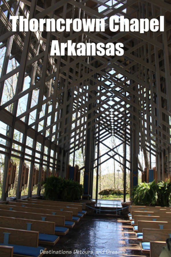 Thorncrown Chapel: a glass chapel in the Arkansas forest. An architectural award-winning chapel in harmony with the Ozarks woods around it. #Arkansas #EurekaSprings #architecture #nature 