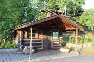 Old log cabinwith dogsledonroof in Pioneer Park in Fairbanks, Alaska