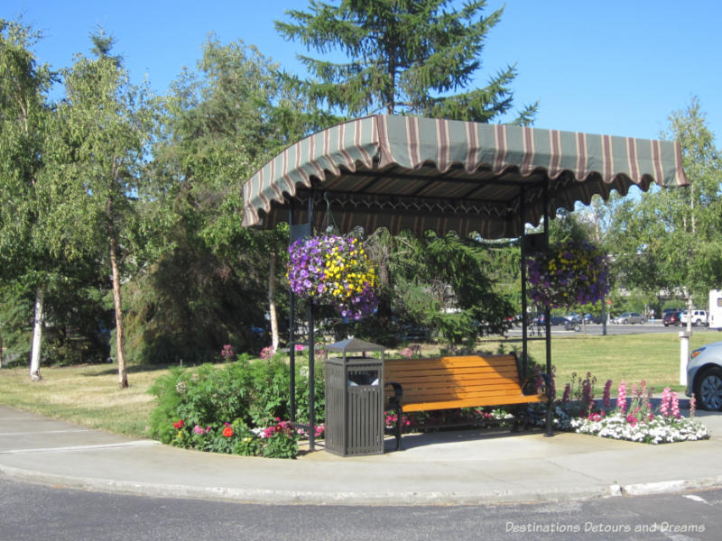 Bear Lodge: outdoor bench Grounds of the Wedgewood Resort in Fairbanks, Alaska