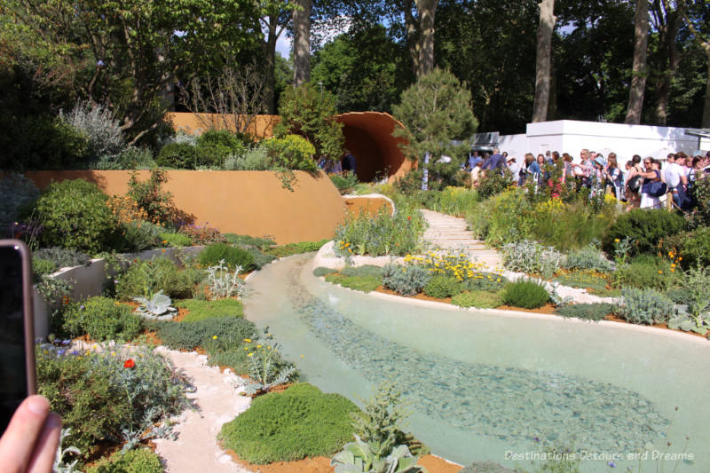 Curved beds and a sand dune-inspired pavilion in the Dubai Majlis Garden at the 2019 Chelsea Flower Show