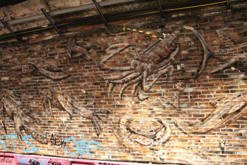 London Graffiti Tunnel: Painting on Brick Painting in London Leake Street Tunnel