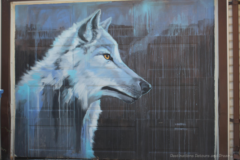 Painting of wolf in profile on a garage wall in Arctic Alley, Winnipeg
