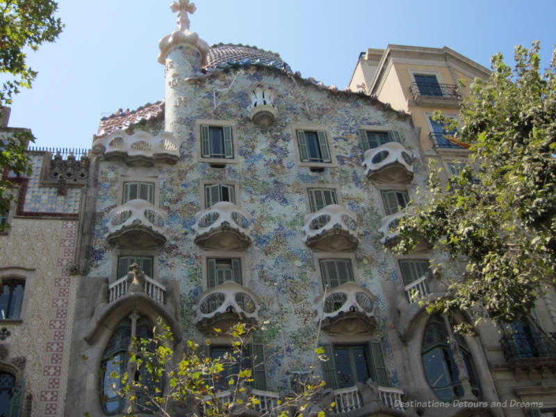 Front of mulit-coloured Gaudí designed Casa Battló with curved balconies