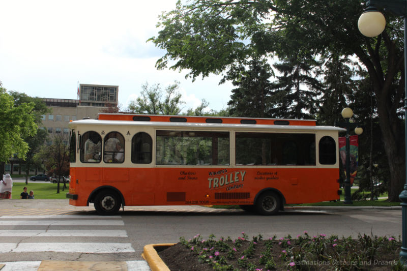 Trolley bus : How to Discover What There is to See and Do in Your Hometown