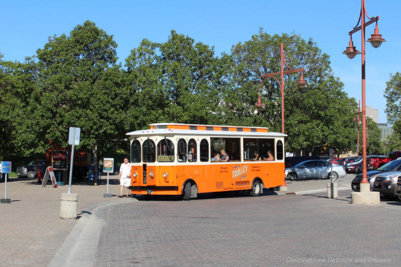 Tourist At Home Trolley Bus Trolley Bus - Ways To Be A Tourist At Home