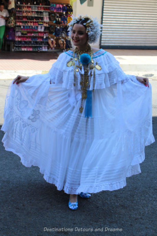 Women holding out the wide skirt of her Pollera Blanca, a traditional Panamanian dress