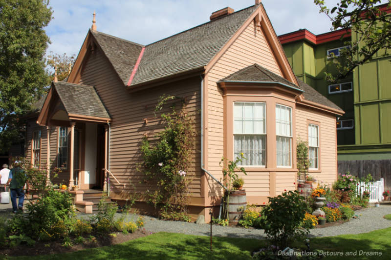 Roos Bay Villa: Victorian-era suburban home