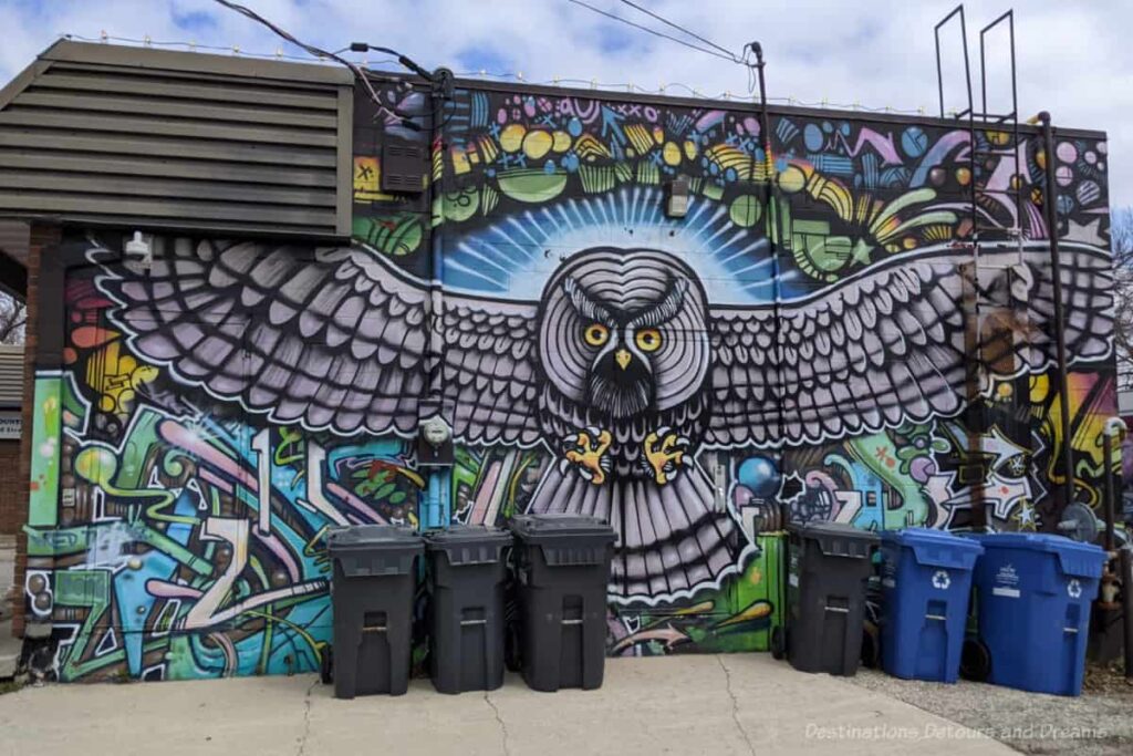 Mural of an owl on the back of a building