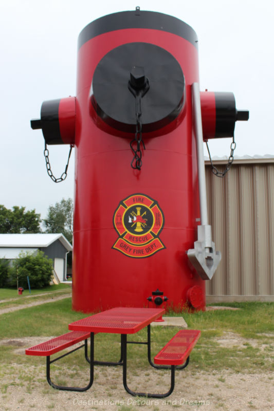 Giant red fire hydrant roadside attraction 